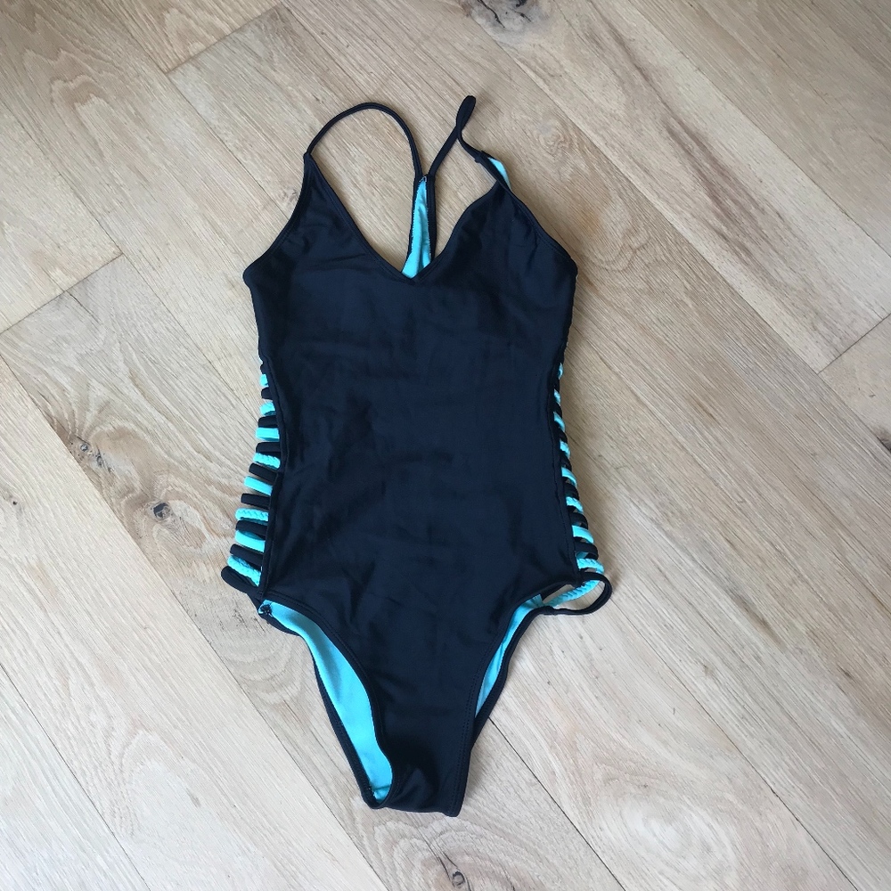 Peek a Boo sides One Piece